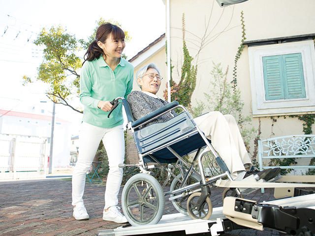 アトラレンタカー利用イメージ 福祉車両と車いす